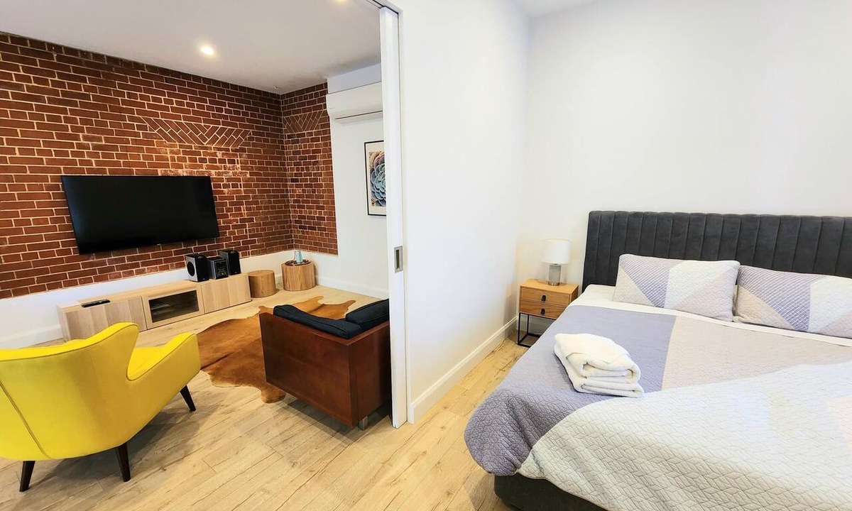 Semaphore Apartment | Bank Teller 1 Bedroom Apartment Close to Semaphore beach
