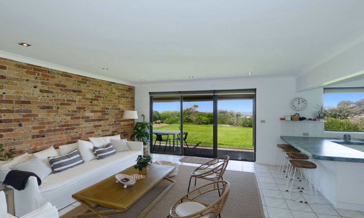 North Avoca House | Bareena Cottage - Absolute Beachfront