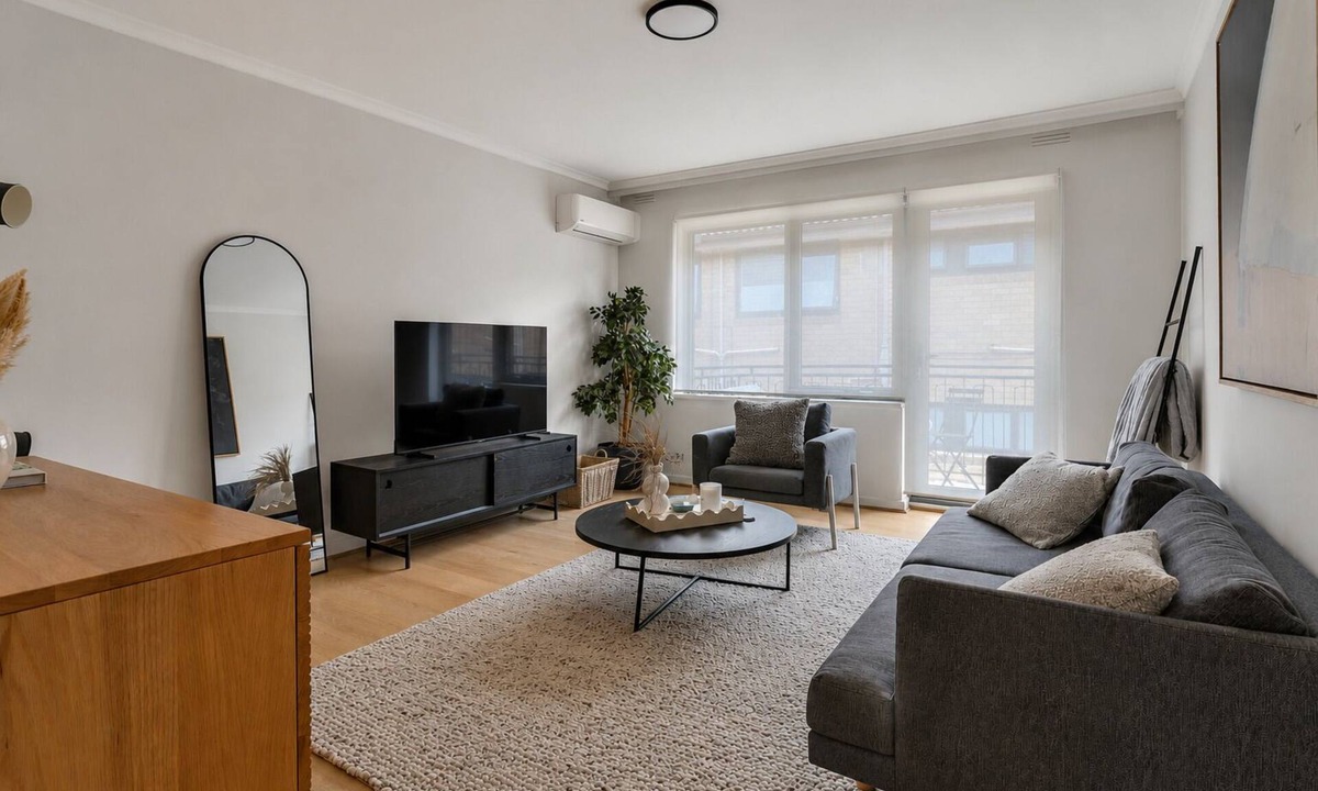 Saint Kilda South Apartment | Barkly St Kilda Modern Escape by Ready Set Stay - linen, wifi, parking