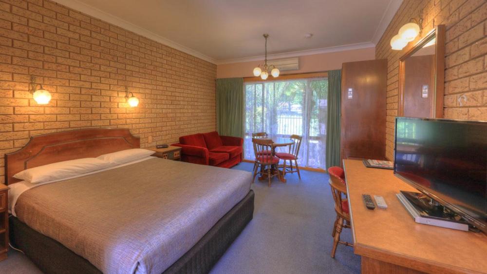 Bright House | Barrass's John Bright Motor Inn