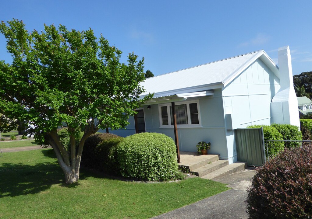 Batehaven House | Batehaven Dog Friendly Retro beach cottage