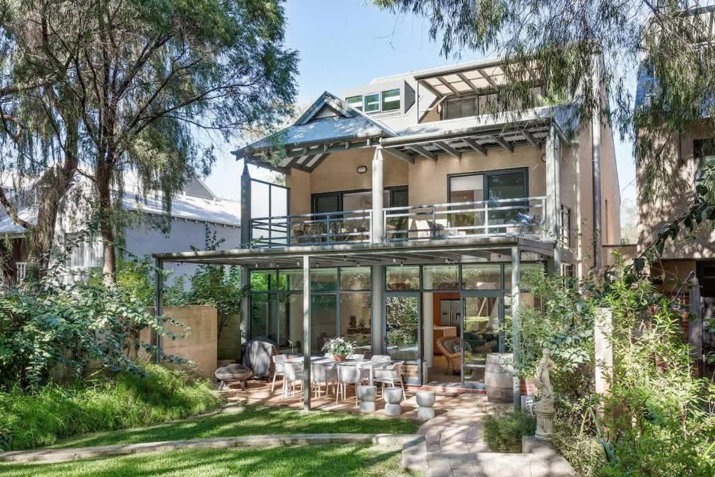 Broadwater House | Baydream Believer - Lush Beachfront Resort Escape
