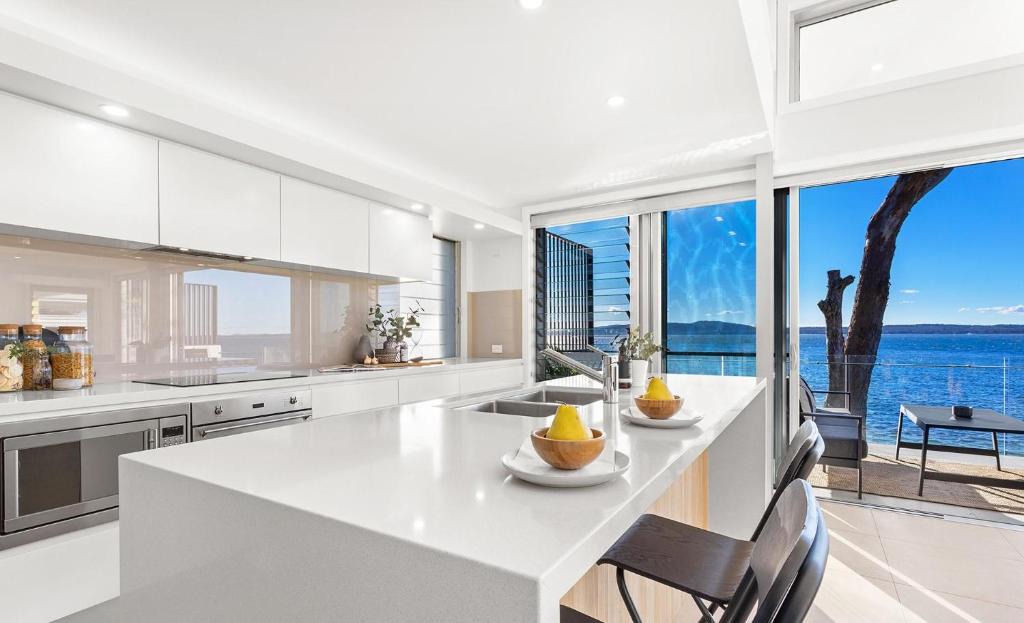 Corlette House | Baydream on the Beach - With Breathtaking Water Views