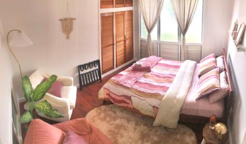 Rapid Creek House | BEACH Boho 70s Entire Home WALK Cafe & Beach