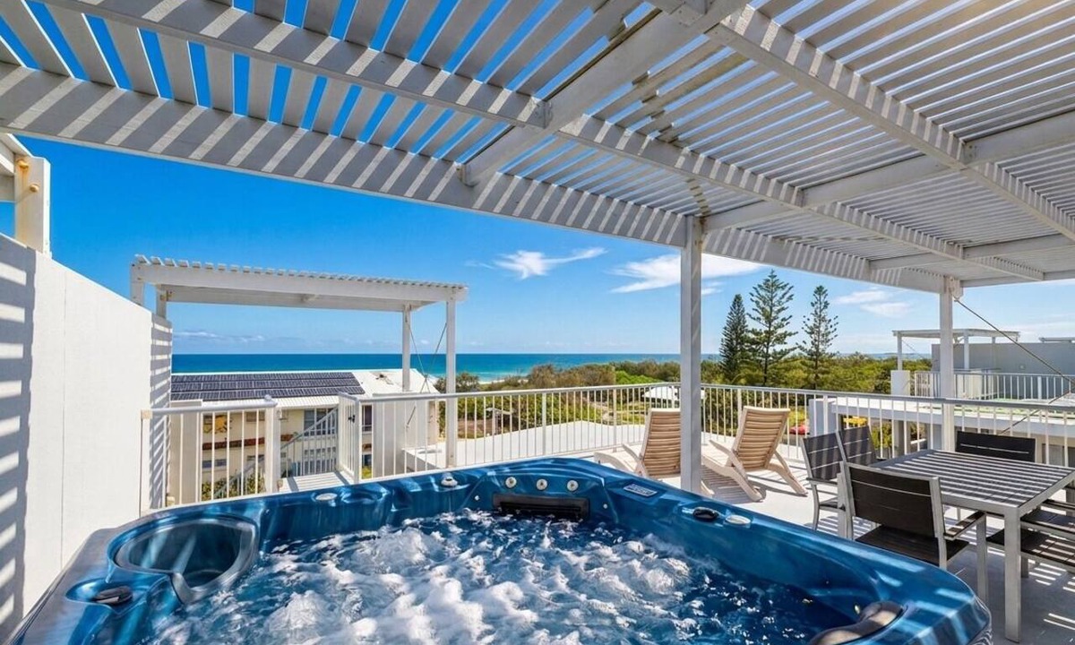 Marcoola Apartment | Beach Days - Rooftop Jacuzzi with Ocean views - Sleep 8 people.