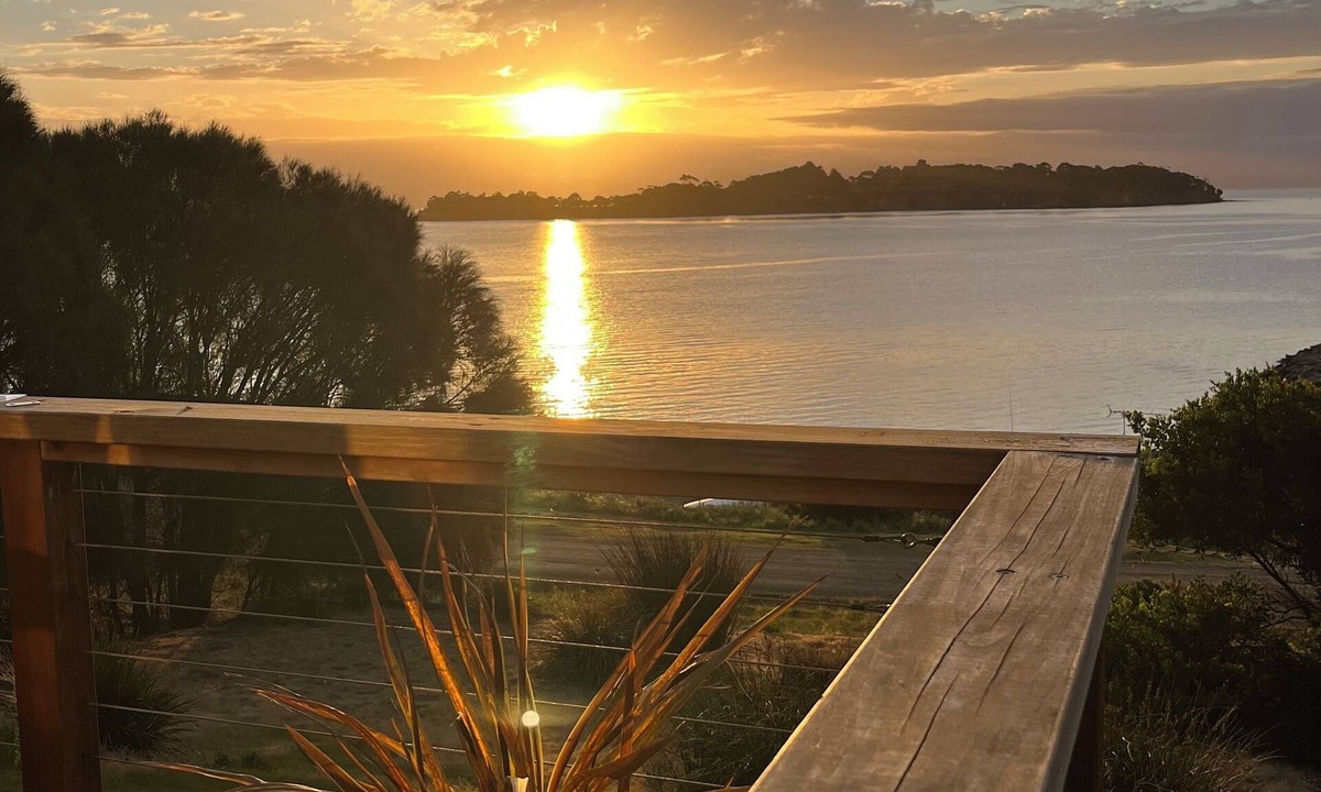 Alonnah House | Beachcomber- Bruny Island Beachfront Water Front Views