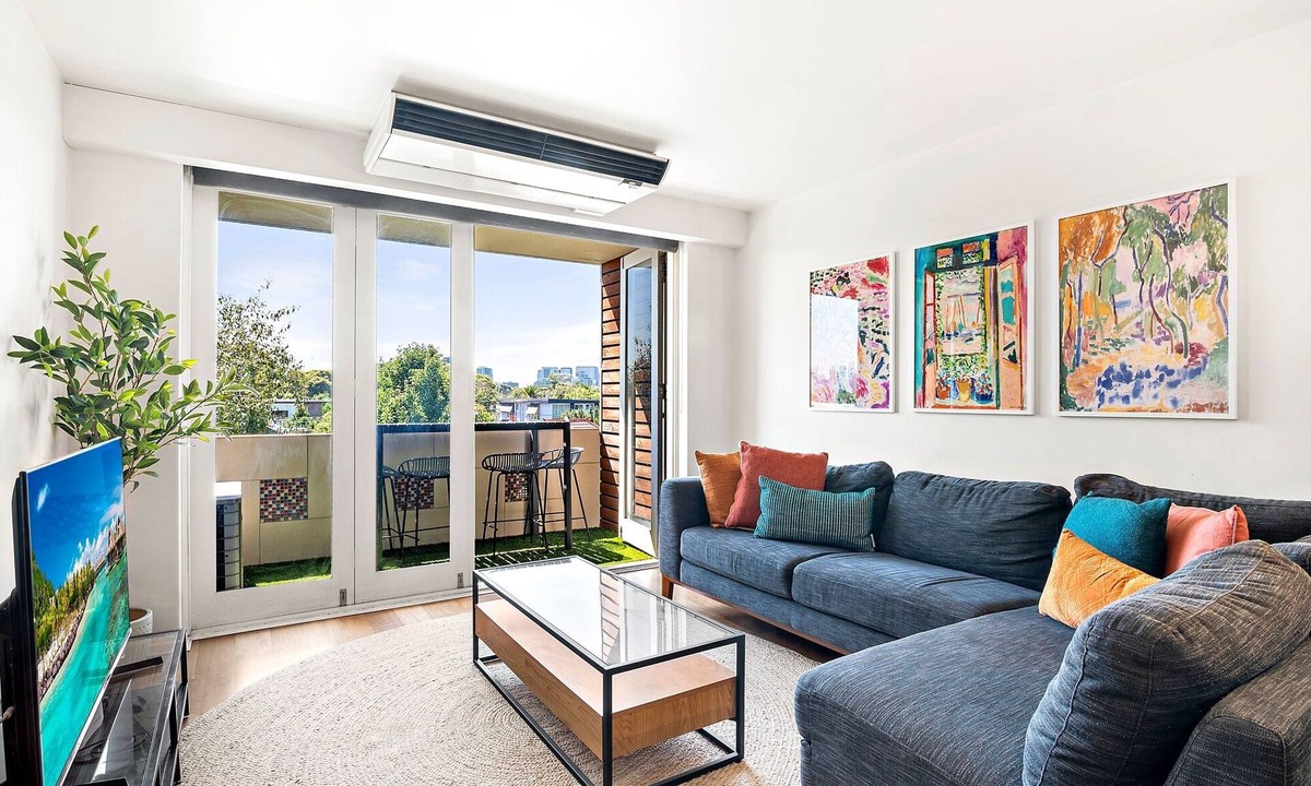 St Kilda West Apartment | Beachfront 2-Bed Apartment with Balcony