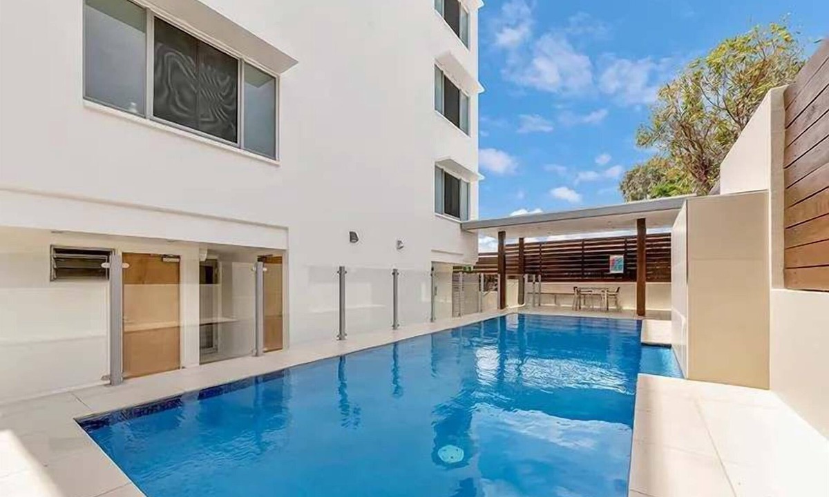 North Ward Apartment | Beachfront Bliss on The Strand 3BR Pool and Parking