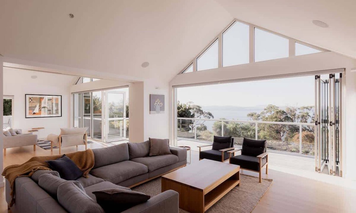 Roches Beach House | Beachfront Estate with Tennis Court and Pool