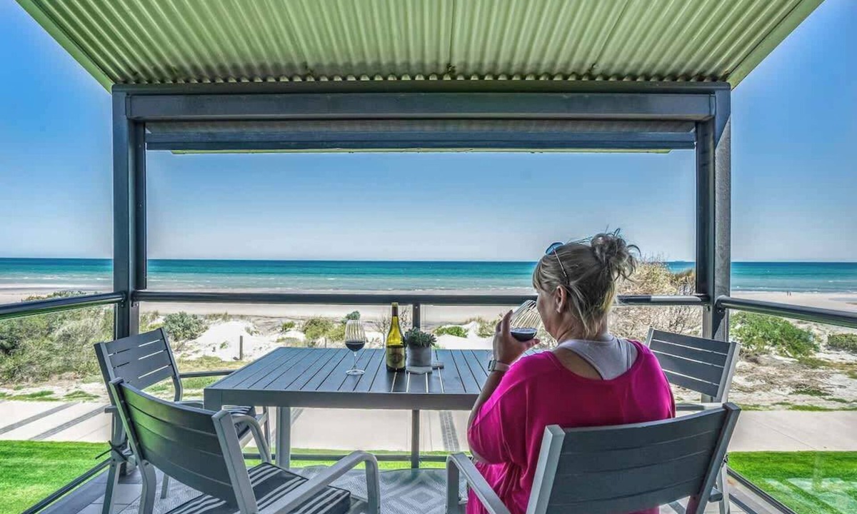 Semaphore Park Apartment | Beachfront ocean-view apartment with balcony