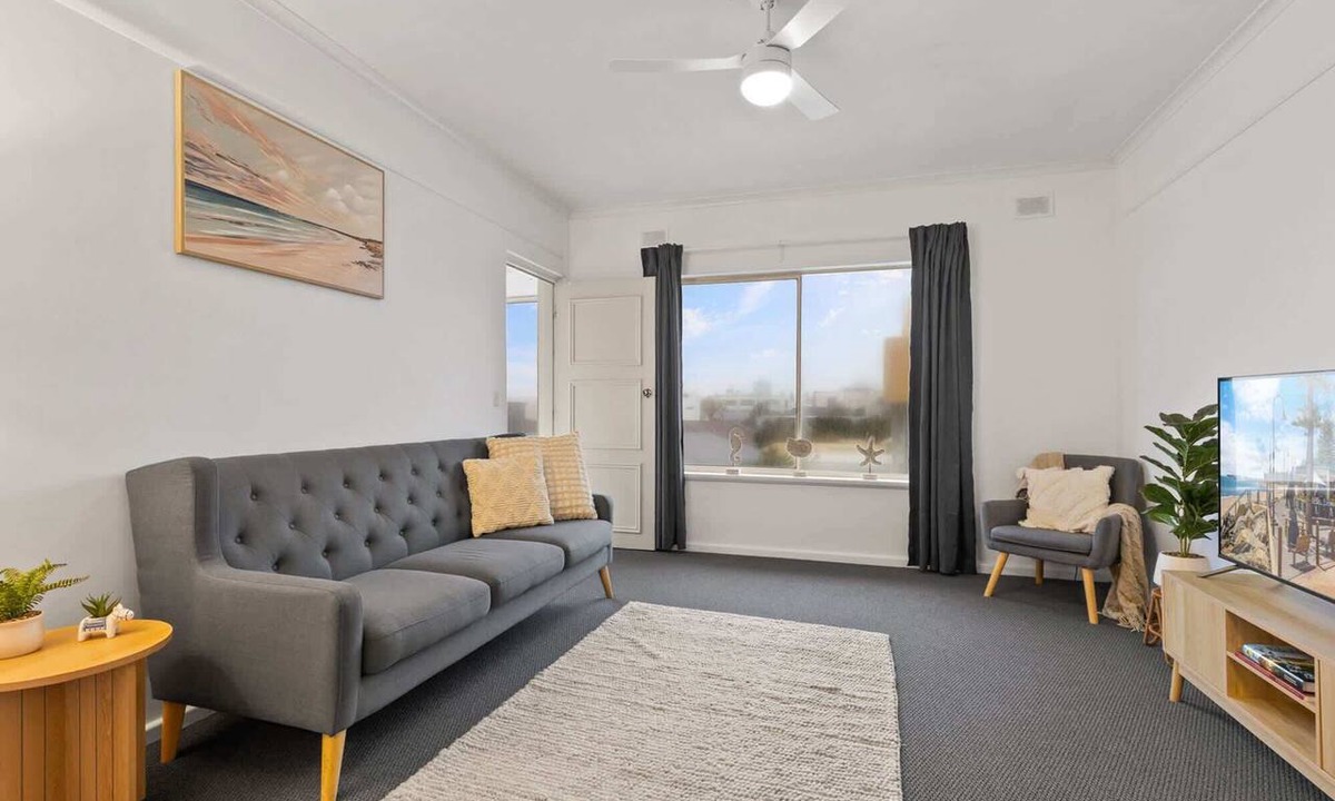 Glenelg North Apartment | Beachside 2BR Apartment with Sunroom Views AC WiFi