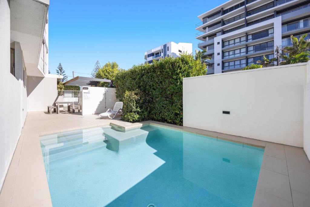 Kings Beach Apartment | Beachside 3-Bed Apartment With Resort Pool