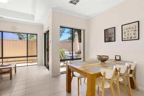 Innaloo Villa | Beachside Gem in Doubleview, Free Wi-Fi, Parking
