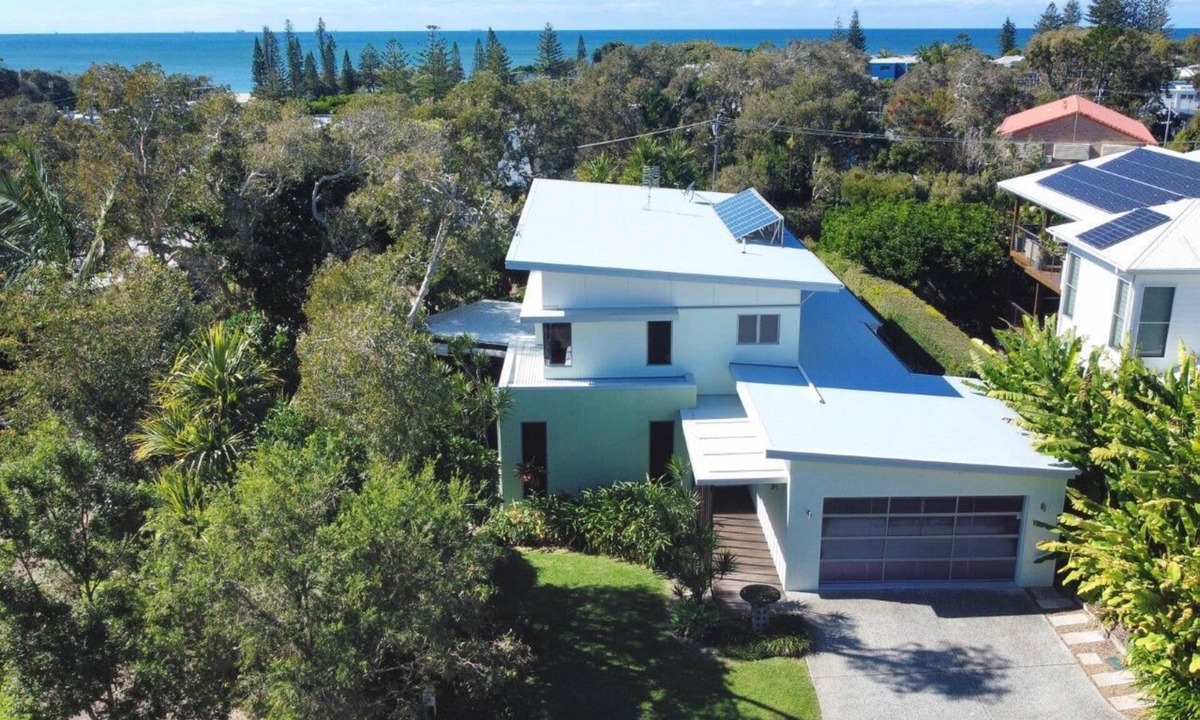 Dicky Beach House | Beachside Getaway - Driftwood House