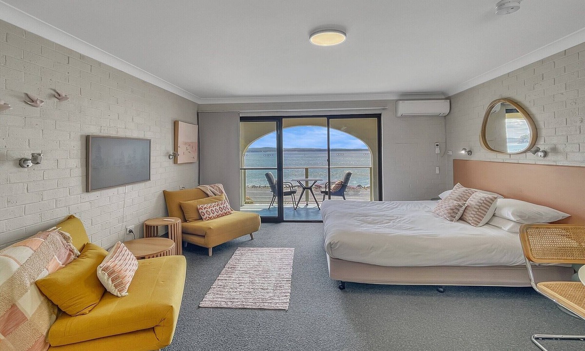 Batehaven Apartment | Beachside Studio Steps from Casey’s Beach