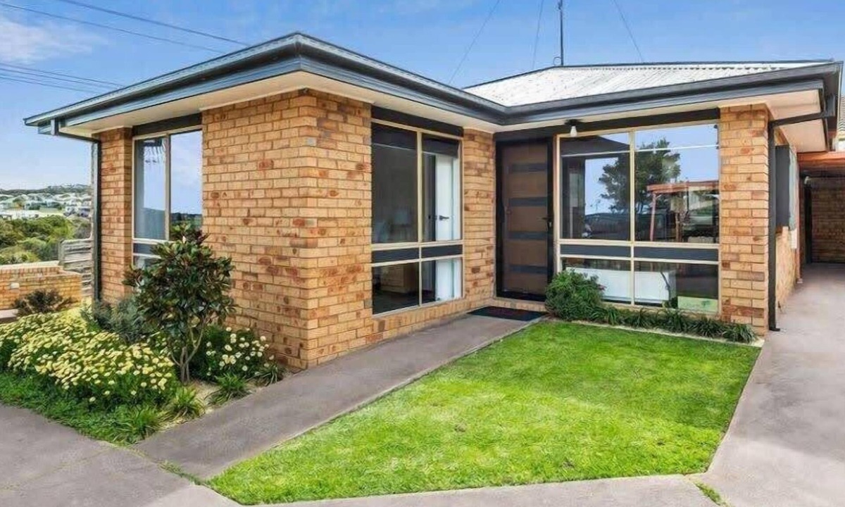Torquay House | Beachside Torquay Unit: Walk to Surf, Food and Fun