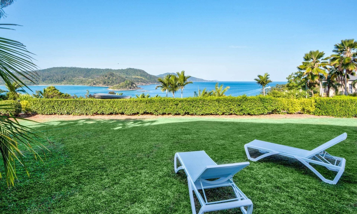 Hamilton Island Apartment | Bella Vista East 3 - 2 bedroom oceanview apartment with golf buggy