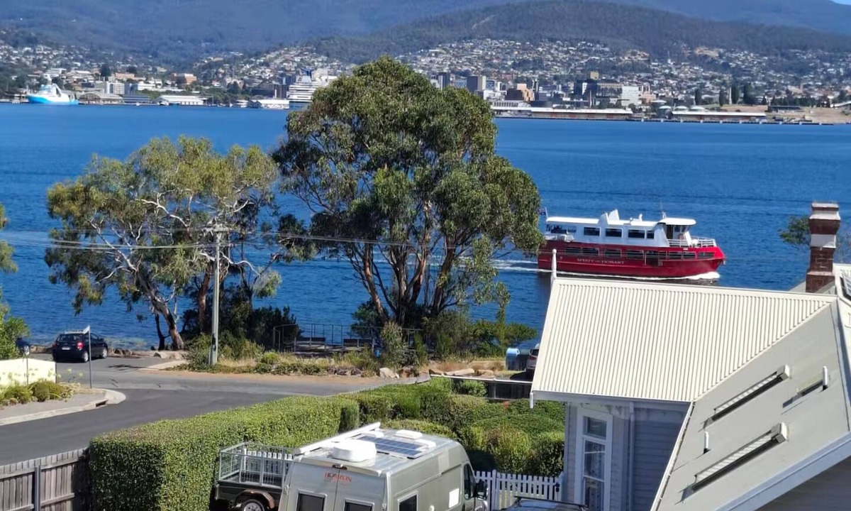 Bellerive Apartment | Bellerive-Spectacular water views-2 Bedrooms-5 minutes walk to beach