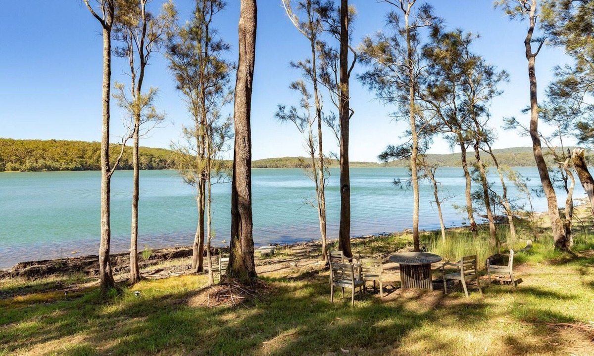 Smiths Lake House | Billie's on Smiths- Lakefront holiday home