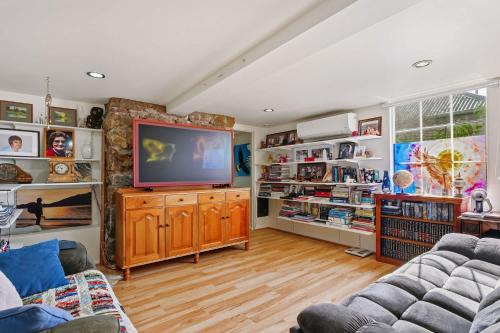 West Hobart Apartment | Birdcage - King Bed - Walk to CBD