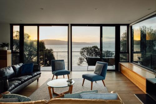 South Arm House | Blessington Beachside Retreat -38km to CBD