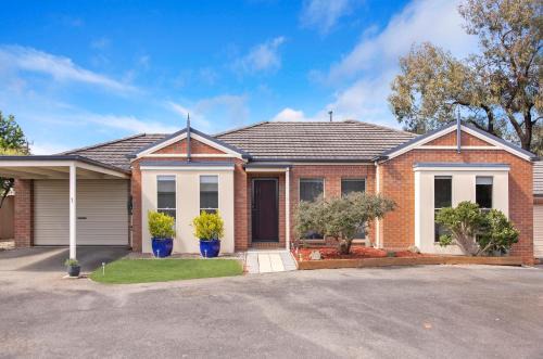 Hamilton Villa | Blue Bird Villa Hamilton