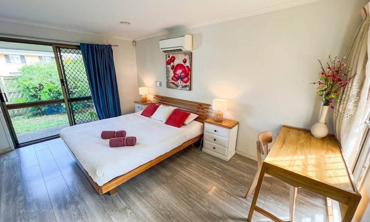 Runcorn House | Bonhaven Deluxe King Room with private Bathroom