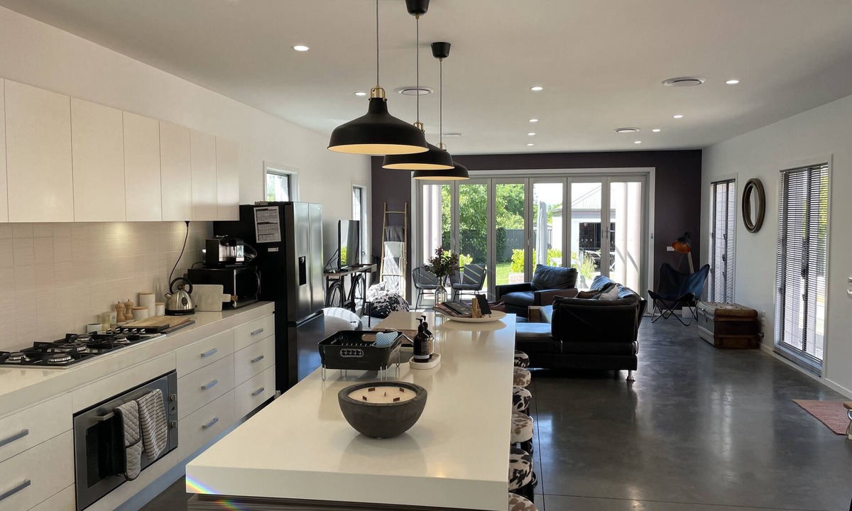 Bathurst House | Boutique CBD House "Rest on Russell"