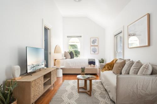 Lewisham Apartment | Boutique Studio with Balcony in Perfect Location