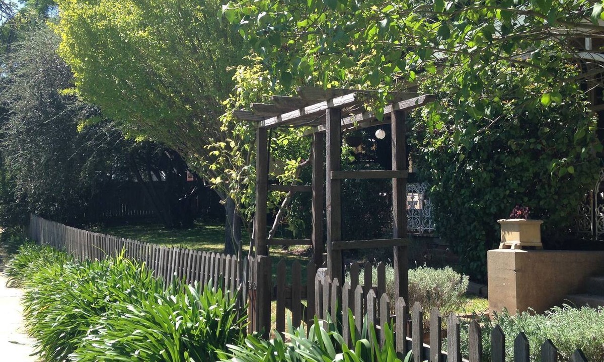 Millthorpe Apartment | Braeside Studio - Country Garden Accommodation