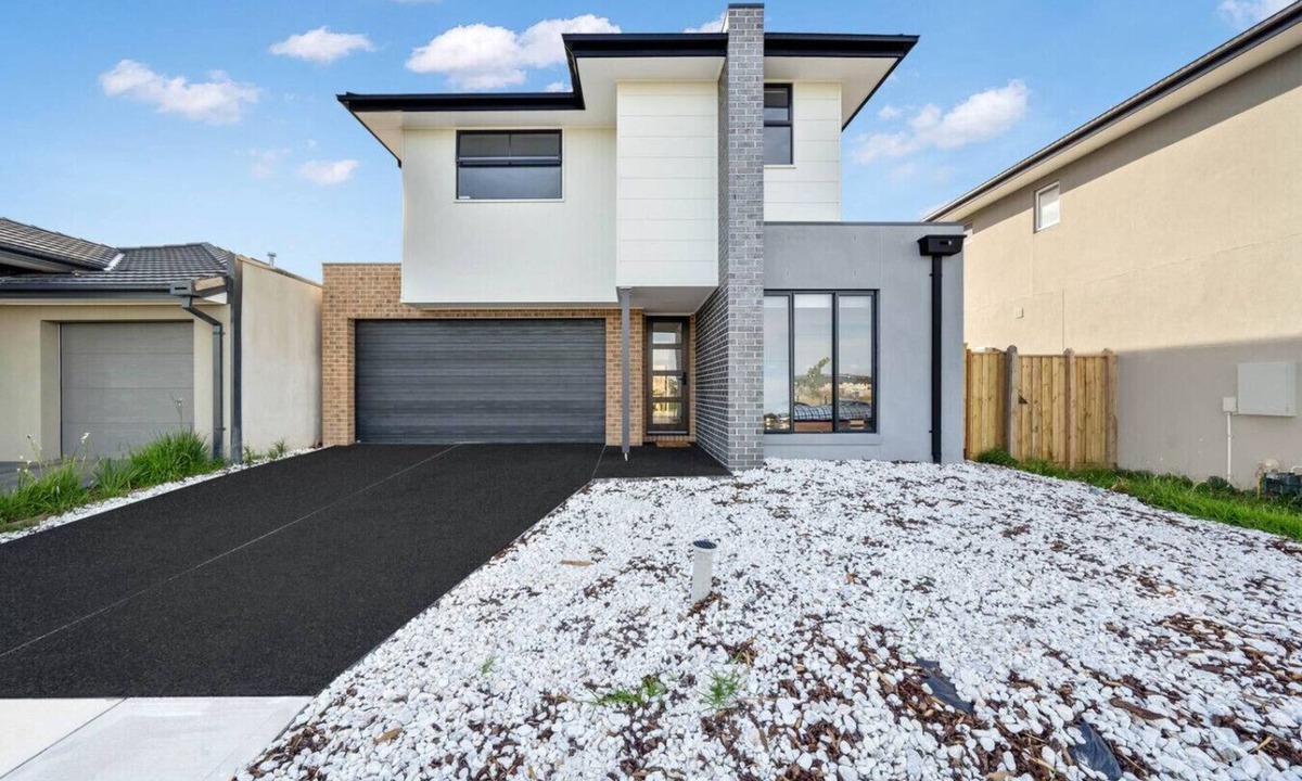 Melbourne House | `Brand New`, Spacious, Breezy Comfy, Luxury Home !