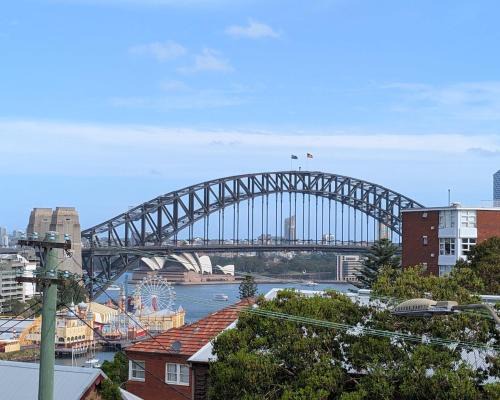North Sydney Apartment | Bridge View at Lucky Feather - Close to Station