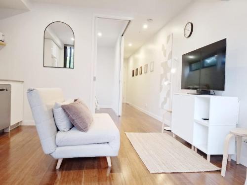 Northcote Apartment | Bright 1BR Apt With Private Backyard