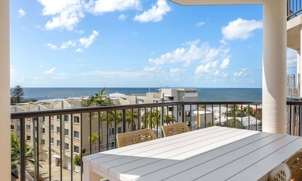 Kings Beach Apartment | Bright 2-Bed Apartment with Stunning Ocean Views