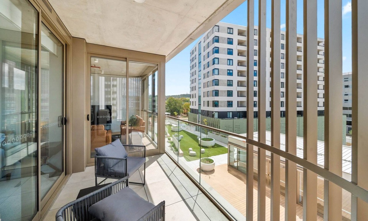 Phillip Apartment | Bright 2-Bed Apartment with Gym, BBQ & Pool Access