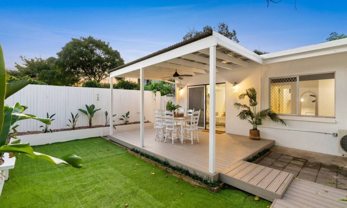 Holloways Beach Apartment | Bright and Spacious Triplex Near Holloways Beach