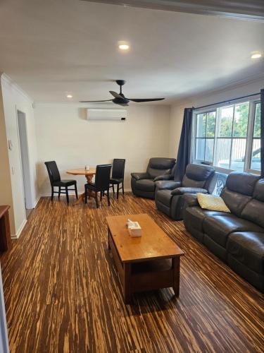 Frankston House | Bright, central and private home in Frankston