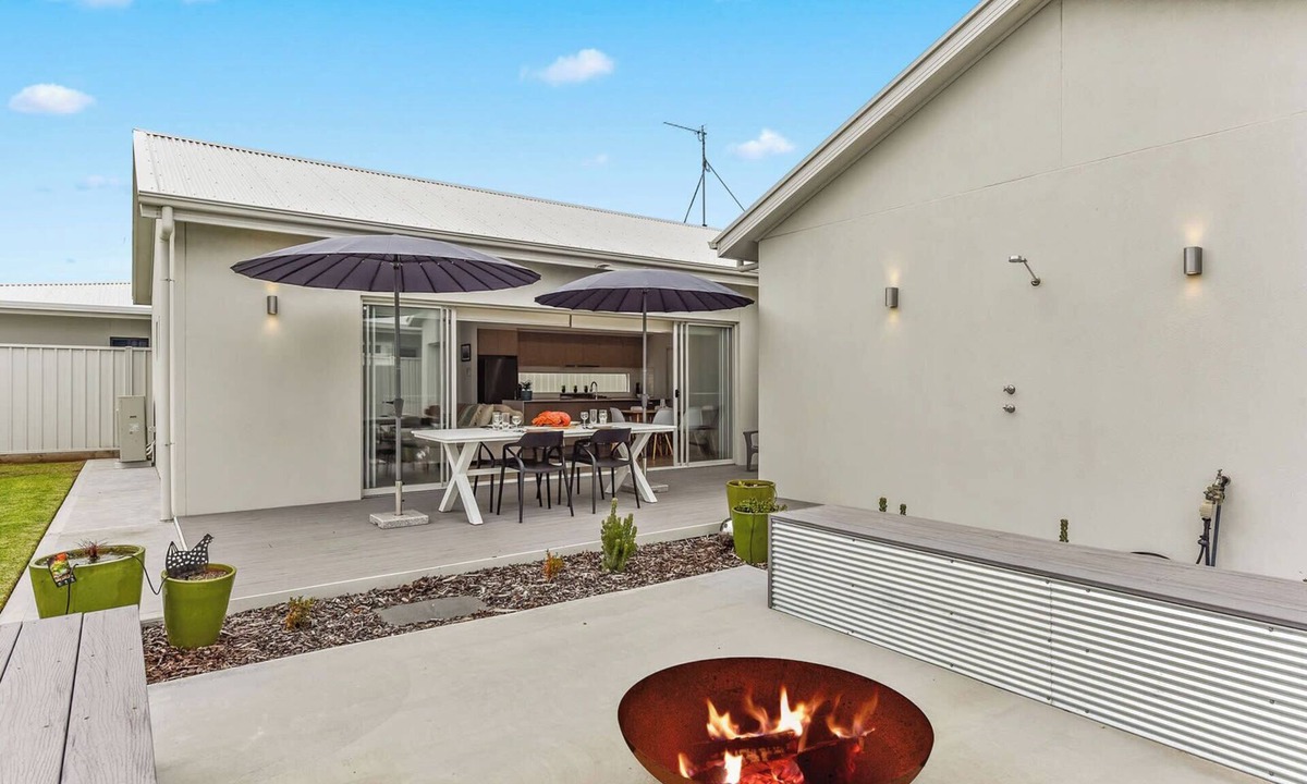 Waterhouse House | Bright & Easy - Pet Friendly Outside 7 Cobb n Co Way Robe