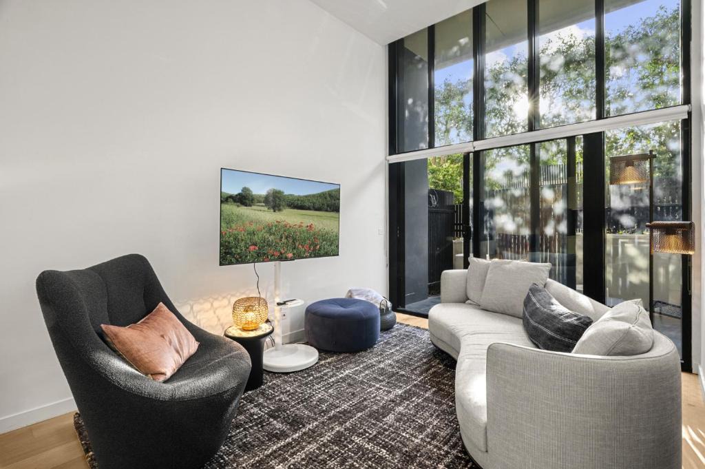 Brunswick East Apartment | Bright Inner-North Stay with Pool Access