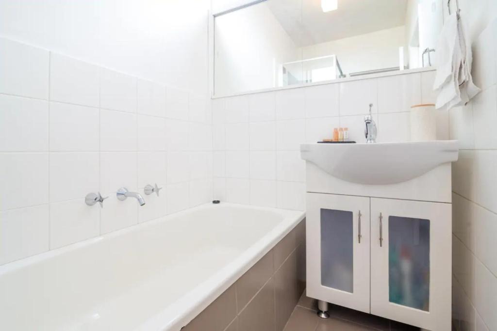 St. Kilda East Apartment | Bright & Modern 2 Bed in St Kilda East