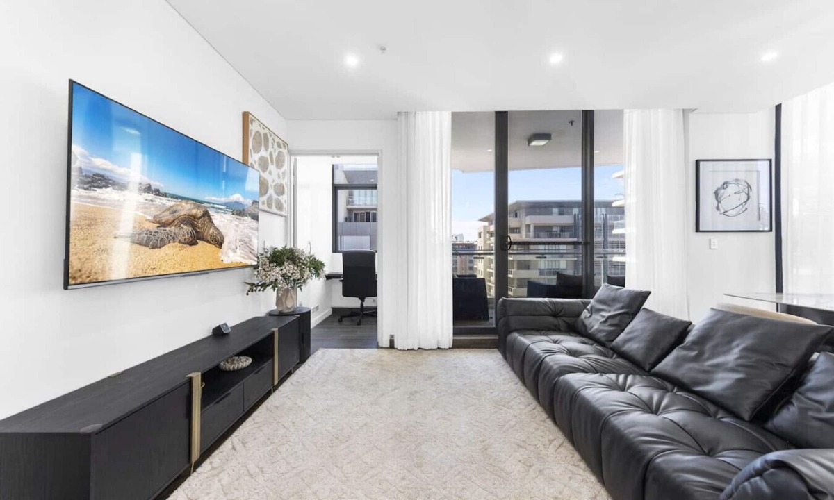 Mascot Apartment | Bright & Modern 2BR Home Steps from Mascot Station
