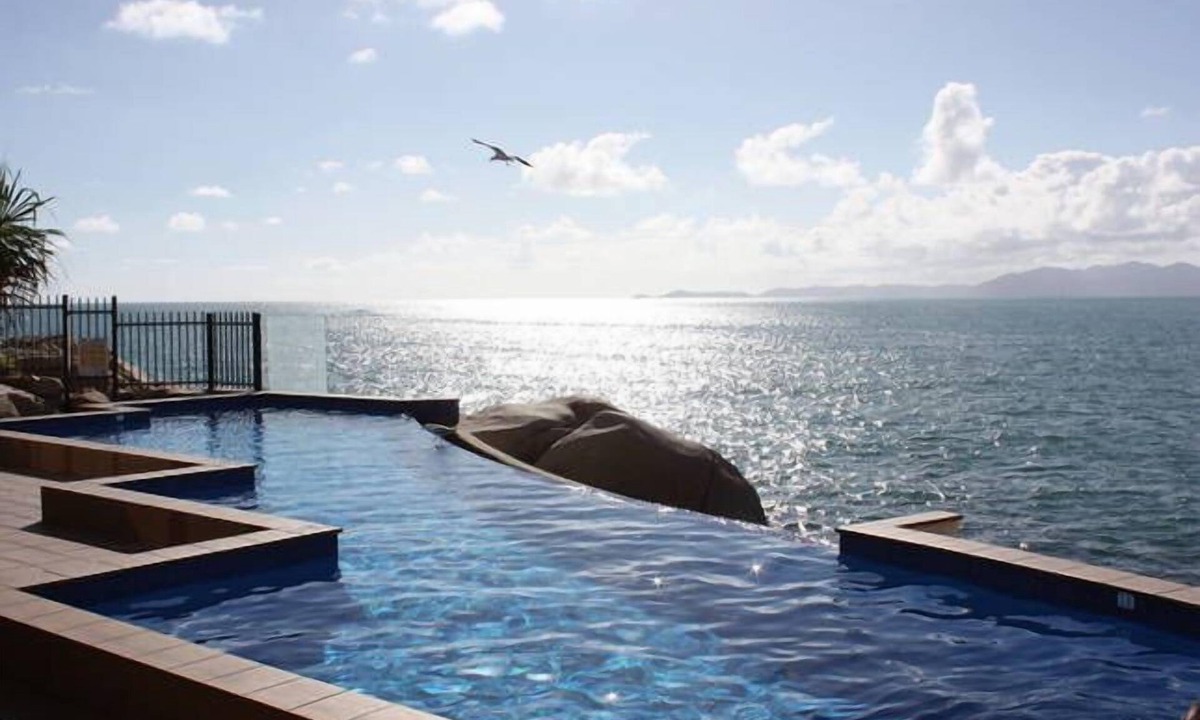 Nelly Bay Apartment | Bright Point Double Absolute