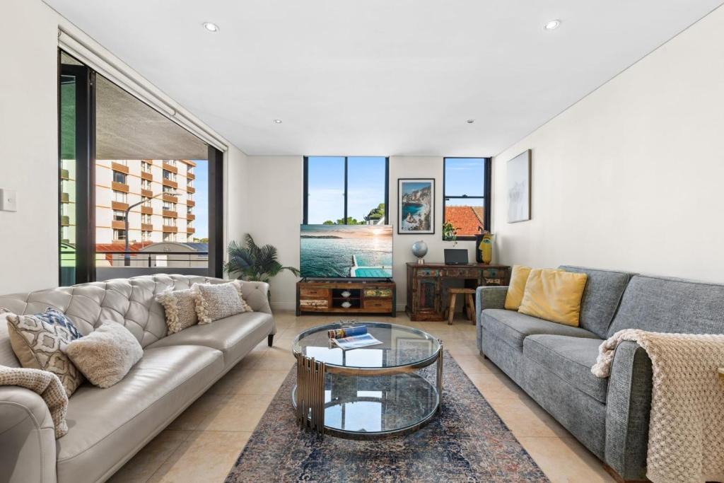 Bondi Apartment | Bright & Spacious 2 BDR w Pool Parking Balcony AC