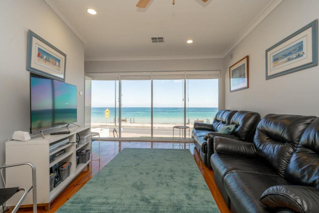 Brighton Apartment | Brighton Beachfront Sanctuary - Retro Coastal Charm