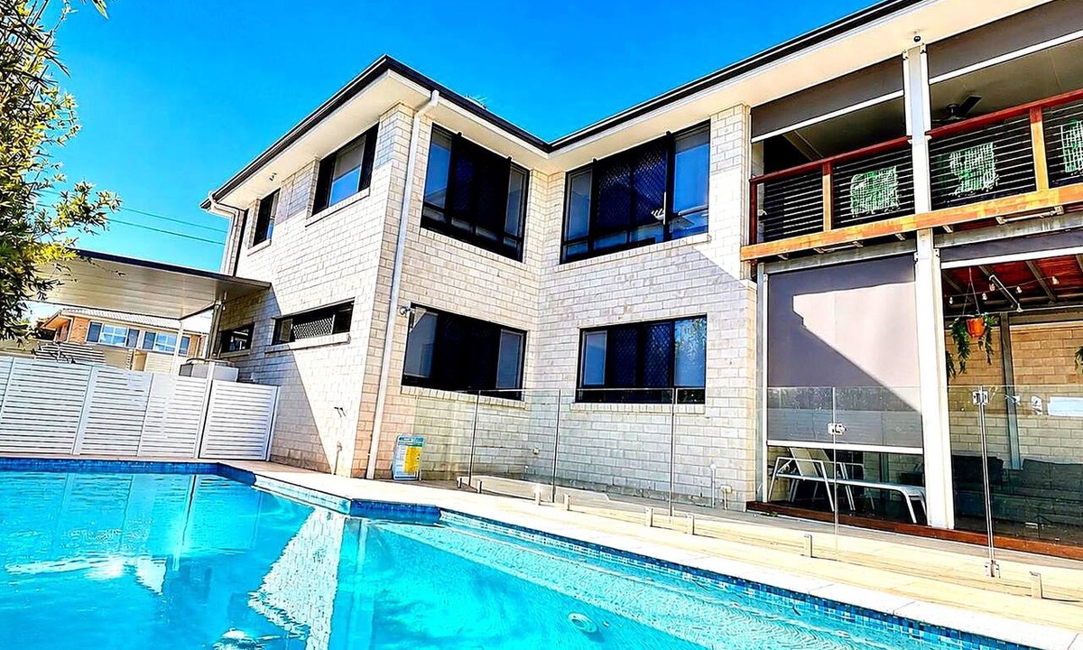 Wynnum West House | Brisbane's Best Large-Group Home | 6BR | Pool, Sauna & Gym | Sleeps 14