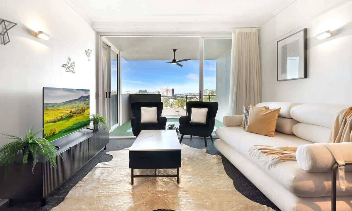 Spring Hill Apartment | Brisbane Views | Walk to NRL Game @ Suncorp & Ekka