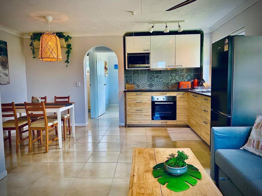 Broadbeach Apartment | Broadbeach, Stylish Apartment Close To everything