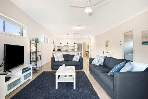 Goolwa House | Brookings Perch - Riverside Stay near Cafés & Wharf