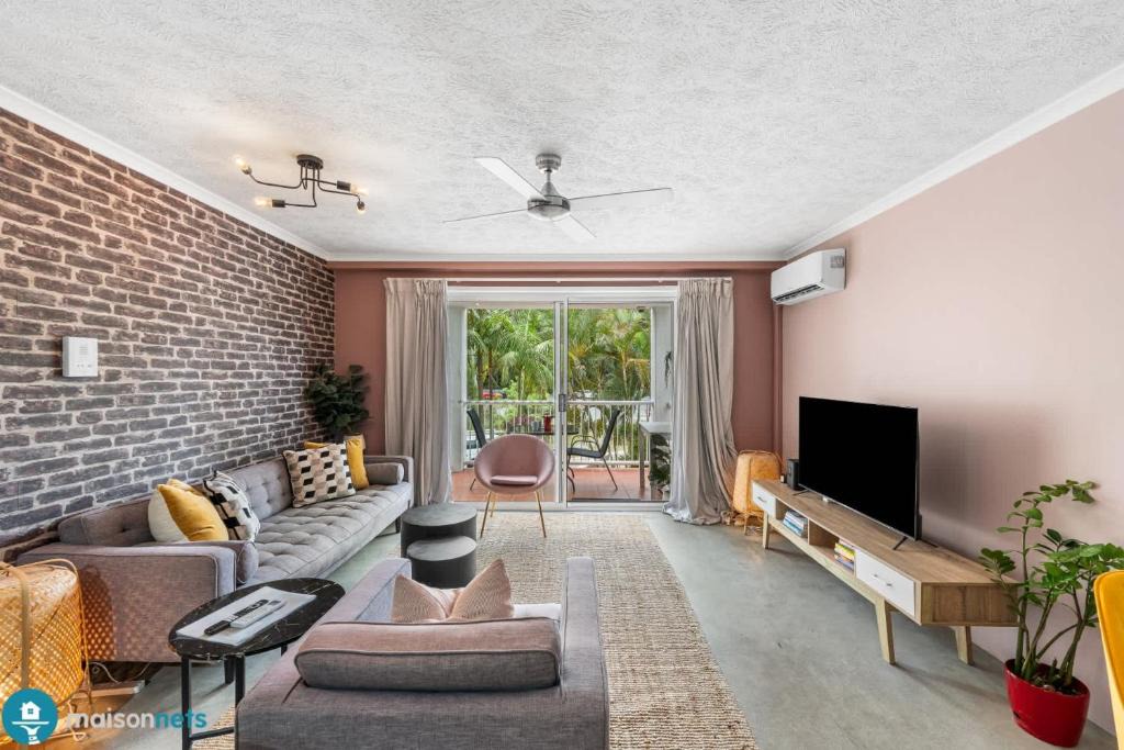 Burleigh Heads Apartment | Burleigh Beachside Pool Parking & Beach Access
