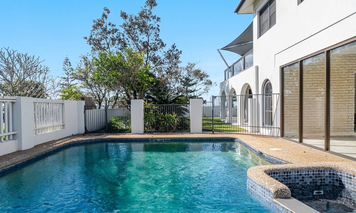 Byron Bay Apartment | Byron Bay Beachfront Holiday Apartment - Pool, Ocean Views, 3 Bedrooms, Family & Group Accommodation
